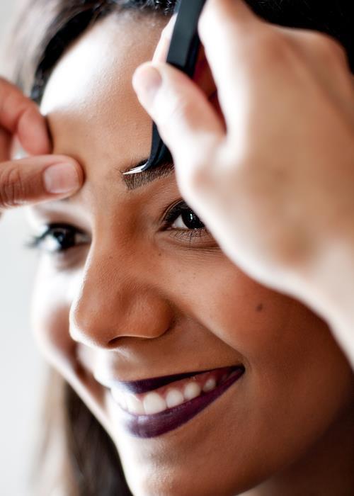 INTRODUKSJON Faceframe 3D Øyenbryn er en forbedring av øyenbryn ulikt noe annet på dagens marked. Behandlingen ble oppfunnet av salong eier Sheron Oakley og har tatt over to år å utvikle.