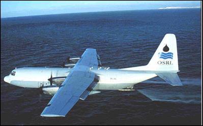 4 Ulike system for påføring av dispergeringsmidler: A) Spraying fra fly Hercules C-130 m/ ADDS-systemet (stasjonert i Southampton) B) Baug-montert påføringsutstyr på dagens fra beredskapsbåter, C)