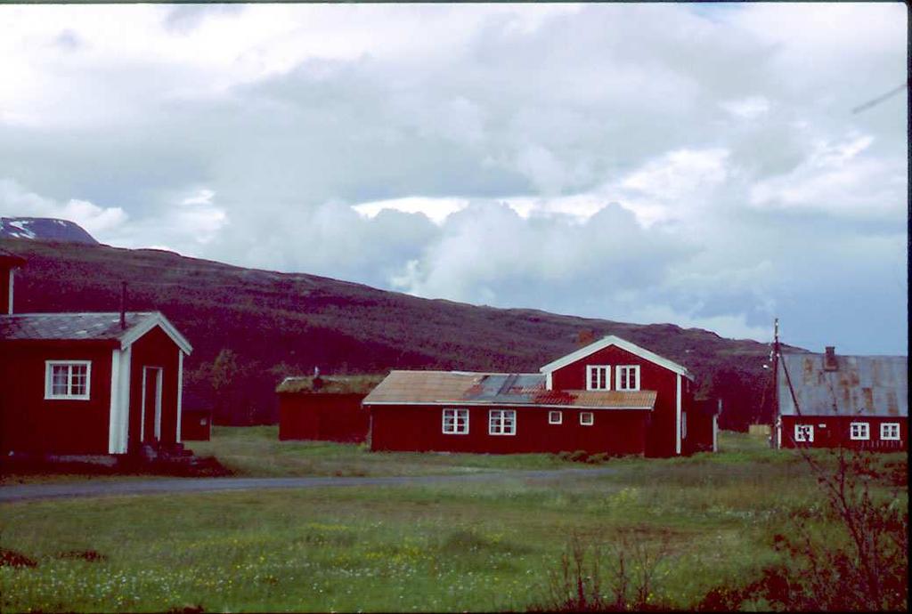 Figur 4.10. Helligskogen fjellstue. Utsikt mot vest og i bakgrunnen ses åsryggen med et parti av deler av planlagt utbyggingsområde. Foto: Dordi Kjersti Mogstad, Planteforsk Tjøtta fagsenter.