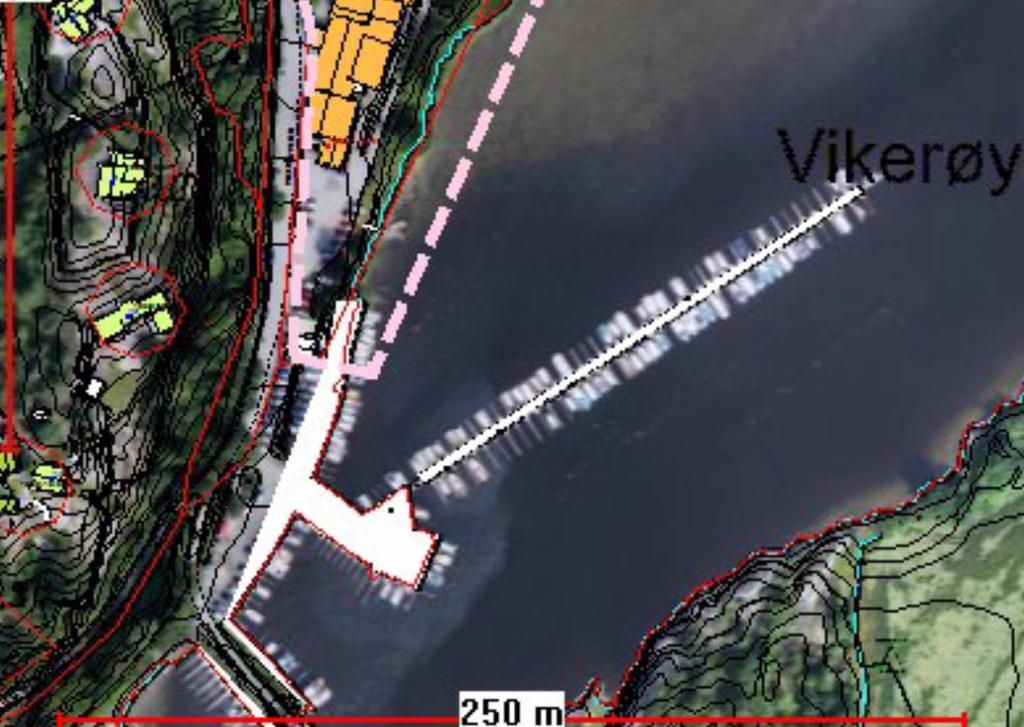 Adkomstveien blir liggende hvor den i dag ligger ferdig asfaltert, og innkjørsel til parkering er lokalisert omtrent som i gjeldende reguleringsplan.