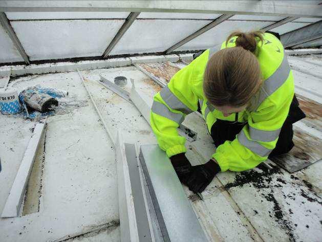 Bilder: Bilde 19 viser prøvetaking av myk, hvit fugemasse på tak på kjølerom inne i