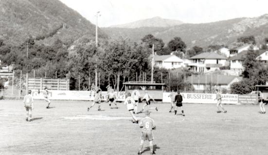 Utdrag fra På lavere divisjonsnivå er det fornuftig å inngå jubileumsboken avtaler om frie overganger i stedet for å bruke penger, sa Odd Svendsen, daværende leder av Rogaland Fotballkrets til