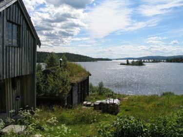 Det er vanlig i Snåsa at også stabburet ligger litt til side for hovedtunet, men gjerne ved inngangen til det, som her.