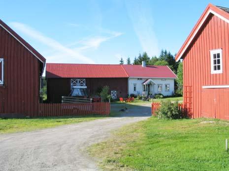 På Vestre Gravbrøt er kårbygningen og treskelåven (1736-008-034, 035) bygd sammen slik at de utgjør en vegg