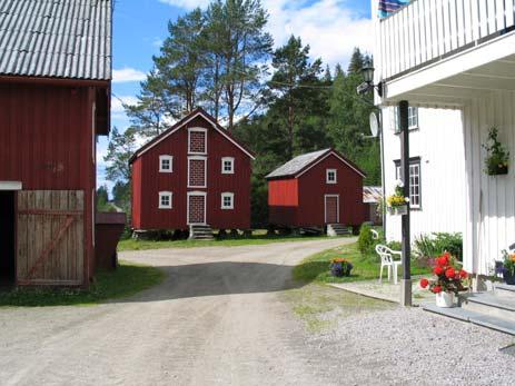 Det er enkle rettveggede laftehus med inngang i gavlveggen der tømmerveggen som regel er trukket inn slik