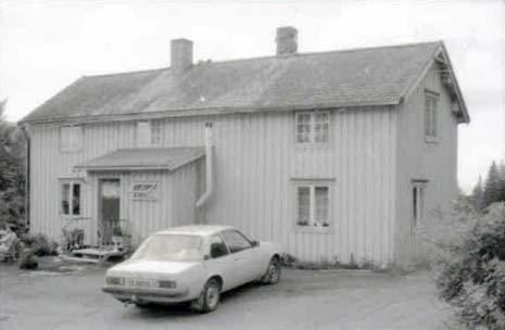 Karnappet med lufteveranda skriver seg trolig fra 1956 og husmorvinduene noe senere.