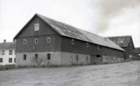 GAMLE HUS DA OG NÅ Driftsbygningen på Ytre Sem bruk 2 (1736-003-005) var i opprinnelig funksjon ved