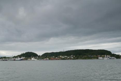 Frøysjøen Hellefjorden er det store fjordbassenget mellom kystfjellene i vest og fjellplatåene på fastlandet i øst. Fjordflaten er åpen og landskapsrommet har stor skala.
