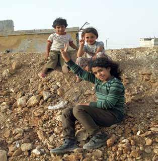 Hjelp barna i Kobanê med nye fotballbaner! Kobanê er en by i Syria, tett inntil grensen mot Tyrkia. Byen ble kjent i norske medier etter at den ble erobret av Islamsk Stat (IS).