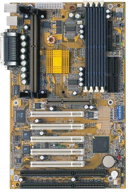 En prosessor Minne (for både program og data) Klokke Kontrollere for periferutstyr. Det finnes en hel familie med IA-32-prosessorer fra Intel, fra 8086 (introdusert i 1987) til dagens Pentium 4.