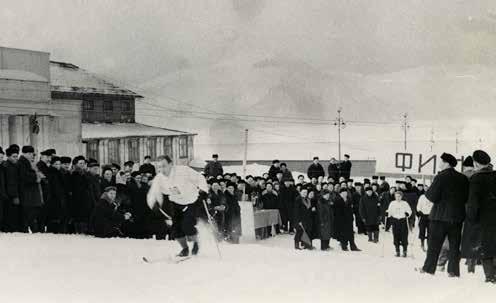 til gruvesjefen Mikhail Plisetskij Maja Plisetskaja på scenen for første gang. Hun ble senere en verdensberømt ballettdanser. I 1932 ble radiostasjonen satt i drift.