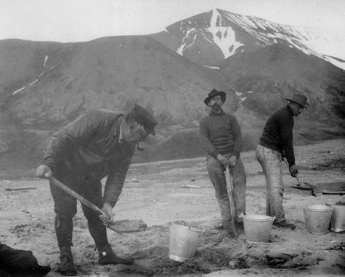 på Christiania-Bergensbanen samt en rekke moloer i Nordland og Finnmark. I 1883 giftet han seg med Yorkshire-fødte Alice Maud Lister og fikk gjennom henne tette bånd til England.