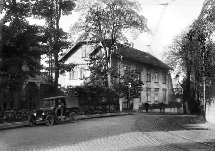 10 Bergen kommune overtok eiendommen i 1930 og fra 1931 til 1973 holdt en kommunal barneinstitusjon, Bergen spebarnshjem, til i bygningen. Vaskeriet i kjelleren er fra denne fasen.