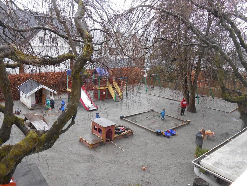 19 5.3.4 Uteområde Hagen er i dag opparbeidet til lekearealer for barnehagen. Endringen her kom sannsynligvis i 1976 da bygningen ble gjort om til barnehage.