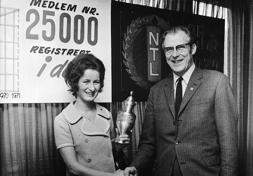 202 Arbeiderhistorie 1998 I november 1971 fikk NTL sitt medlem nummer 25 000, Frøydis Sørensen fra Universitetet i Bergen. Hun blir ønsket velkommen av forbundsformann Thorvald Karlsen.
