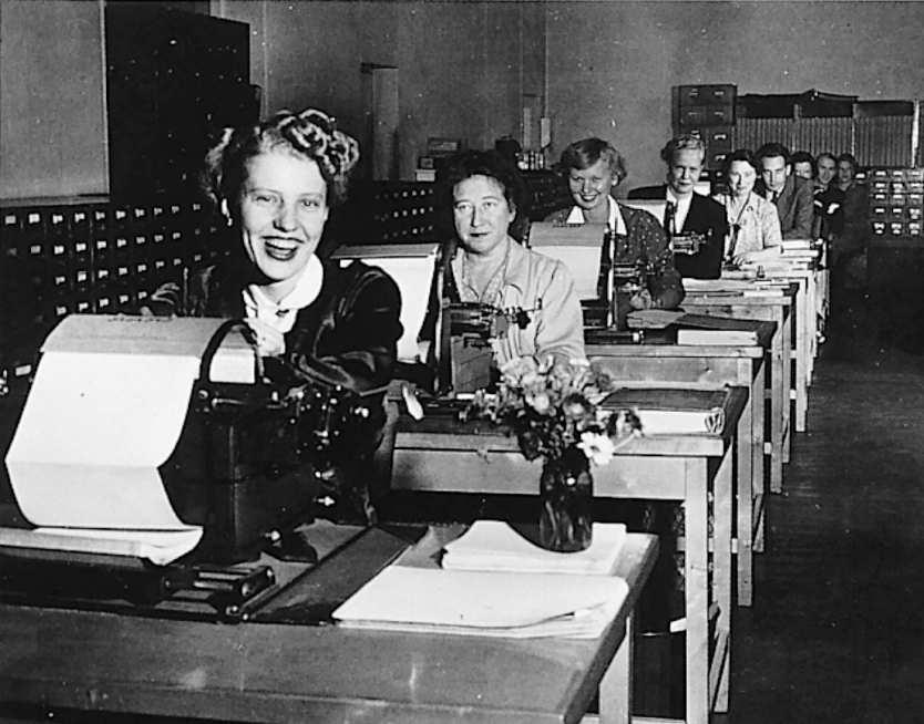 197 Blide fjes bak skrivemaskinene på skattefogdens kontor i Oslo i 1953. Andelen kvinner i NTL stabiliserte seg på 1950-tallet på mellom 35 og 40 prosent av medlemstallet. (Foto: Aage Storløkken.