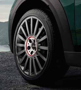 Radial Spoke felgene i Brilliant Black og sølv leveres med RunFlat-dekk, Bridgestone Potenza S001 RFT. Felgen passer kun til MINI Clubman. Delenr.