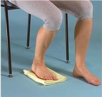 Man kan også bruke en ullsokk i stedet for håndkle. Bøy operert kne så langt du klarer ved å la foten gli langs underlaget. Skyv så foten frem igjen.