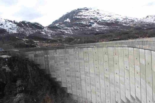 merkbar, selv om den negative påvirkningen er registrert å være i tilbakegang. I lavereliggende strøk, og mot kysten, der det er landbruk, er vannet selvsagt påvirket av det.