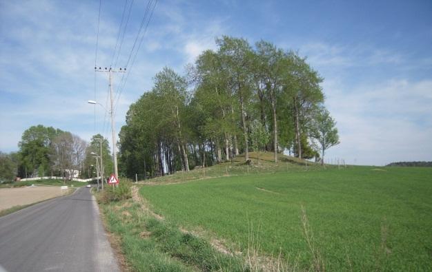 I prestegårdshagen mellom våningshuset og vegen til Kråkstad kirke står det en bautastein av granitt fra jernalder med innrisset kors.