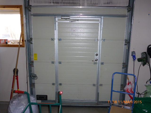 OPPDRAG 1 - Dørautomatikk på dør i garasjeport miljøstasjon A100 - Montering av smekklås og dørautomatikk med alarm ved