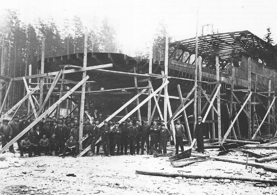 D/F HYDRO under bygging på Tinnoset Foto: Norsk industriarbeidermuseum D/F HYDRO ble levert fra Akers Mek. Verksted i 1914.