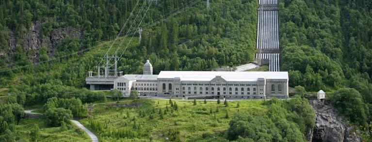 Rjukan I - Vemork kraftstasjon Vemork kraftstasjon med rørgatene Foto: Ukjent For å utnytte Møsvannsdammen og magasinet der måtte man i gang med store anleggsarbeider.