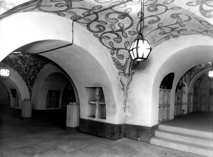 Kolumbarium med rundbuer og vakkert dekorert tak ved Solheim kapell i Bergen. (Foto: Gravplassmyndigheten i Bergen, fotograf ukjent, u.å.) Solheim kapell sett fra utsiden.