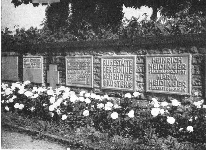 Murfeltet på Haslum kirkegård i Bærum fra