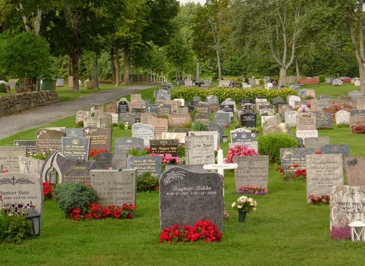 Det moderne urnegravfeltet med gravminner og plantebed. Gravmål 1,5 m x 1,5 m i rekker og kolonner. Frogner kirkegård, Lier. s. 289).