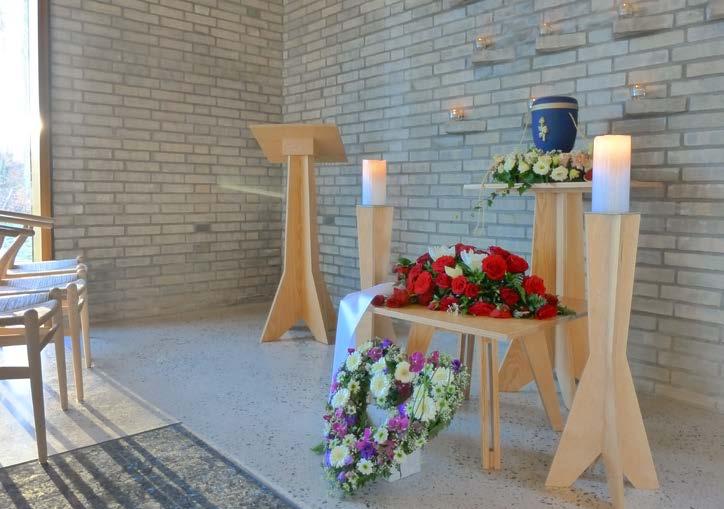 Urne og seremonirom klargjort for urneseremoni ved Vestfold krematorium. Eventuell jordpåkastelse kan skje under seremonien. (Foto: Svein Jakobsen, 2016) 10.