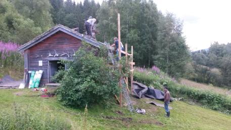 Gjennom året har eldhustaket blitt tettet og himmling/gulv i stalltrevinnkjøringa restaurert.