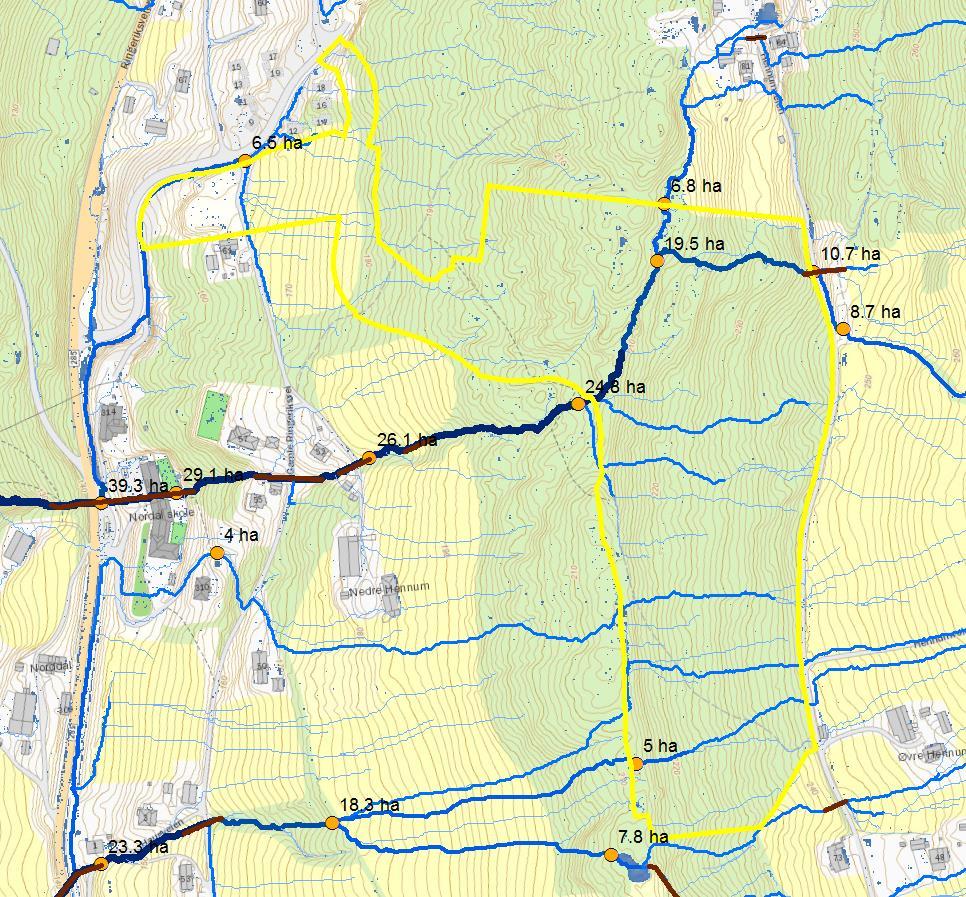 FLOMFARE OG AVRENNING 8 Figur 4.2 viser avrenningsanalyse MED eksisterende stikkrenner/kulverter. Nordalsbekken renner gjennom planområdet i nord, og avrenningslinjer viser lokal avrenning mot bekk.