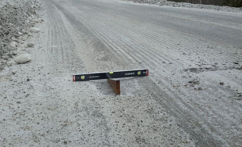 Gjennomføring-Snø og ishøvling Veghøvelen skal være i bevegelse før skjæret senkes ned på