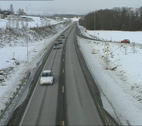 Godkjent føreforhold er bar veg i milde perioder og hard snø/is i kalde perioder.