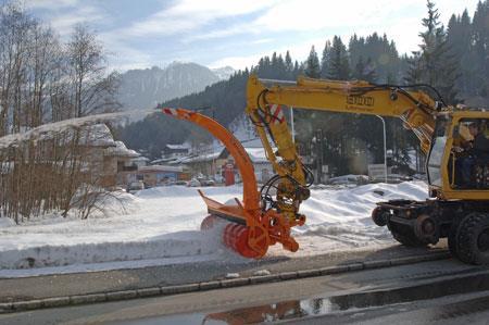 Alternativt utstyr vinterdrift Hjulgraver med snøfres Bruksområder: - Rydding bak rekkverk - Rundt