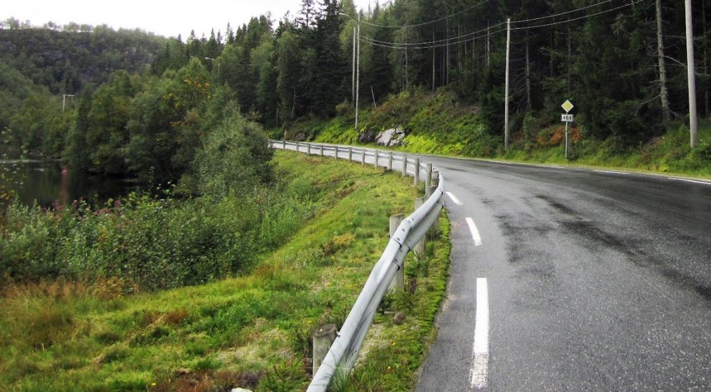 Langs Svartevasstranda ligger eksisterende fv. 468 delvis på fylling i Svartevatn.