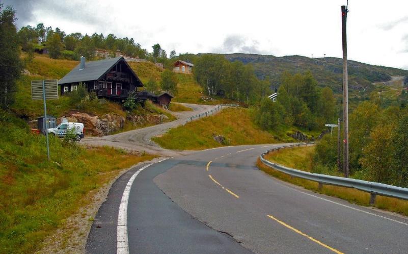 Her, ved toppen av planområdet, åpner fjellandskapet seg merkbart mot nordvest, med sikt mot fjellformasjoner