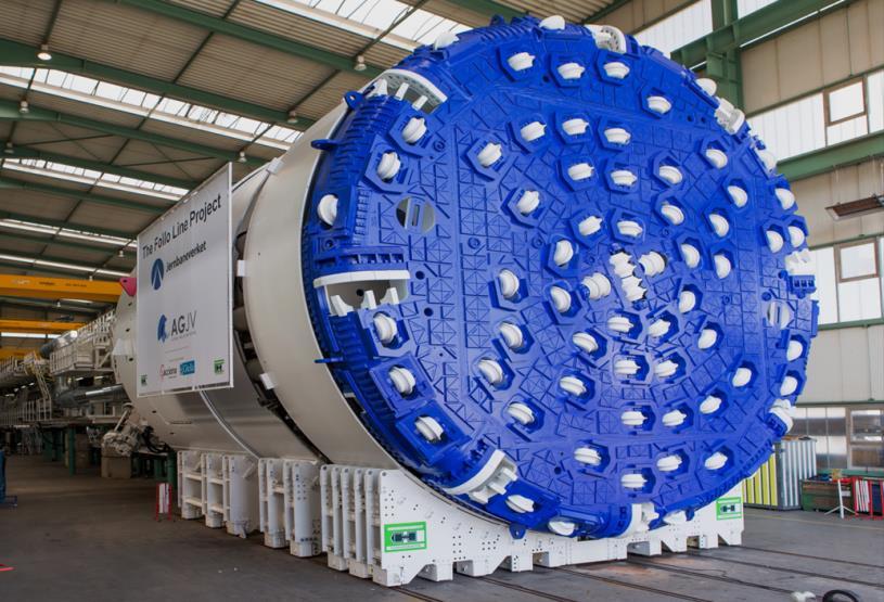Fullprofilboring - TBM (Tunnel Boring Machine) Borhodet roterer samtidig som kutterene presses mot stuffen med stor kraft Inndriften er