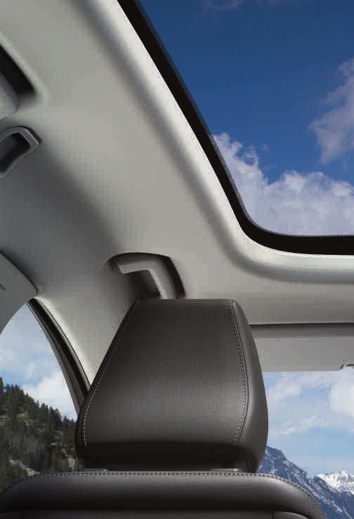 Opplev omgivelsene. Sitt komfortabelt inne i din Ford S-MAX og nyt den vakre naturen rundt deg.