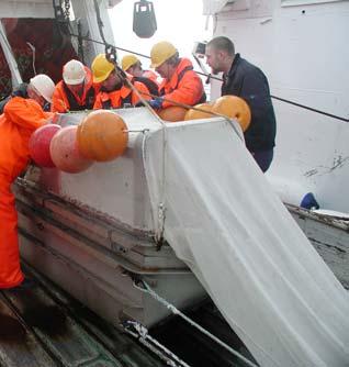 Fartøyet må stille med tre 600 liters plastkar som kan monteres med rennende vann på dekk, slik at fangsten (uten fish-lift) kan slippes direkte opp i karene.