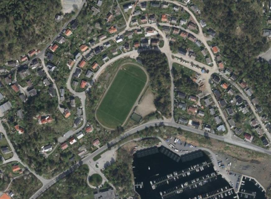 4 Beskrivelse av planområdet, eksisterende forhold 4.1 Beliggenhet og avgrensning av planområdet Planområdet har sentral beliggenhet på Kjørestad like sørvest for Farsund sentrum.