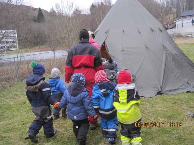 TROLLMORS VOGGEVISE Når trollmor har lagt sine 11 små troll og bundet dem fast i