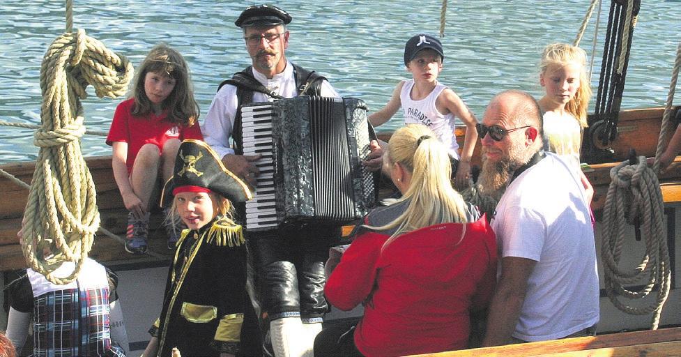 august 21 Markedstrubaduren slår til igjen STEMNING PÅ DEKK: Markedstrubadur ronald Forsaa lagde trivelige stunder om bord på skonnerten «anna rogde» under fjorårets