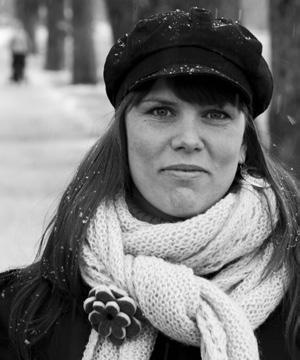 Sørsdal er forfattar og omsetjar, og debuterte i 2010 med Makabre bikkjer. Ho har master i italiensk, og har i mange år arbeidd som lærar i norsk for flyktningar og innvandrarar.
