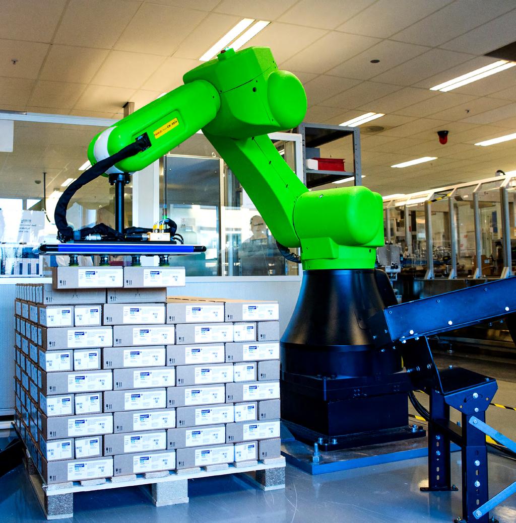 Roboter i legemiddelproduksjonen I fabrikken til GE Healthcare AS på Storo i Oslo står en signalgrønn robot.