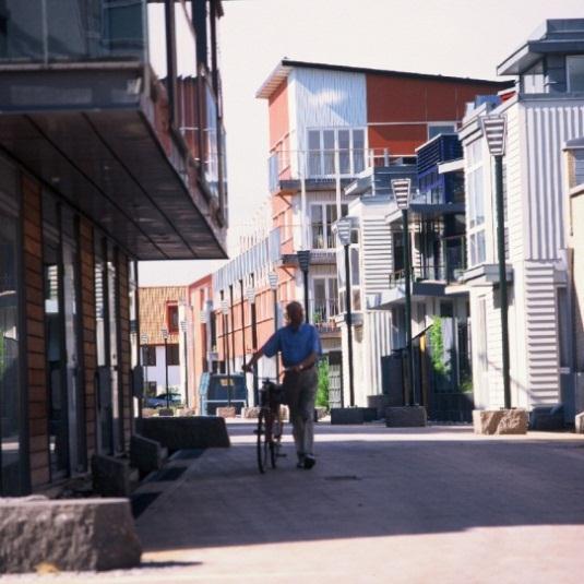 Bydelen har stor miks av ulike boligtyper, hvor både leiligheter og eneboliger