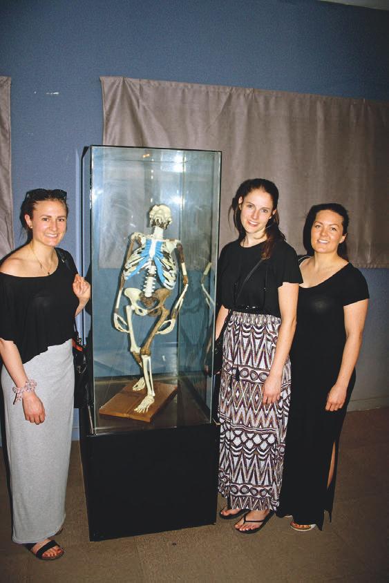 Studentene besøker 3,5 millioner år gamle Lucy, trolig det eldste, kjente eksemplaret av menneskeheten. i Norge.