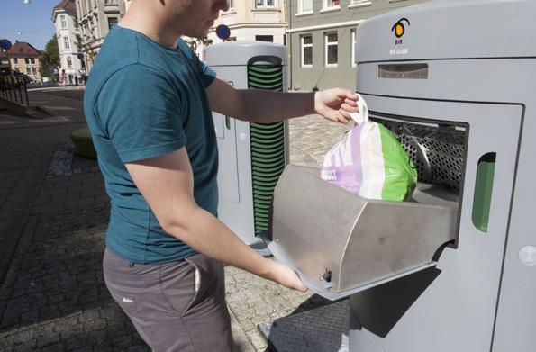 Reservenedkastene er kun tilgjeelig når hovednedkastet er ute av drift. Hold nøkkelbrikken opp mot leseren. Den er plassert til høyre for nedkastluken.