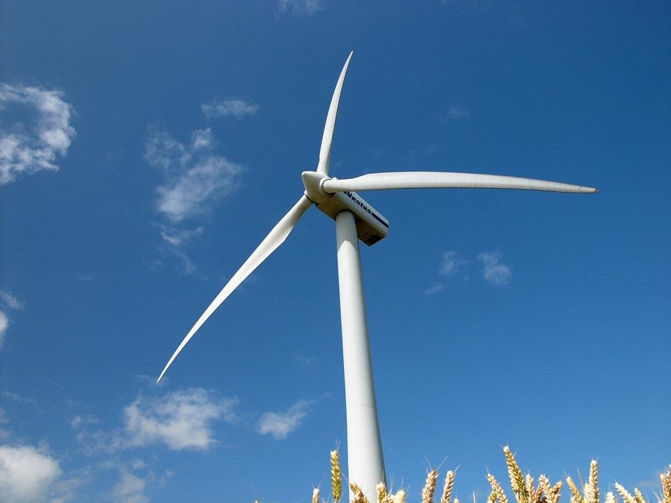 En vindturbin i Danmark prosumenter i både Danmark og Tyskland mottar en lovbestemt offentlig støtte per kwh produsert kraft.